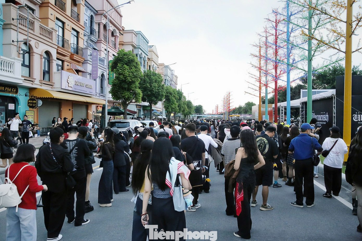 Càng sát giờ diễn ra concert, dòng người xếp hàng vào sân khấu ngày càng dài. Dự kiến đêm diễn đón hàng vạn người.