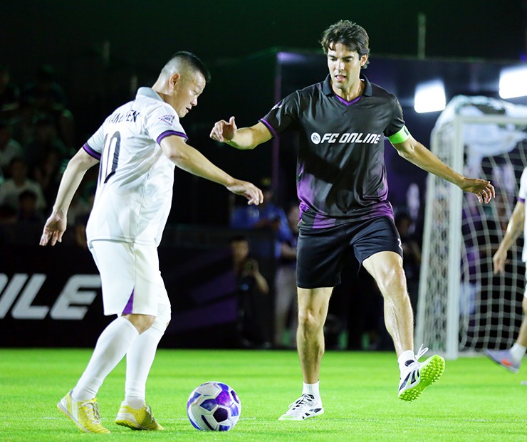 Văn Quyến so tài cùng Kaka.