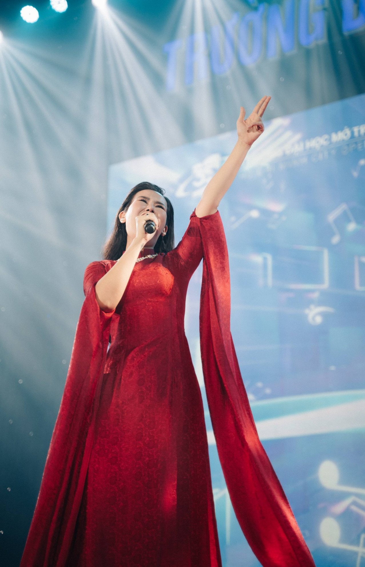 Ca sĩ liên tiếp cho ra mắt các sản phẩm vì cộng đồng, lan tỏa tình yêu nước.&nbsp;