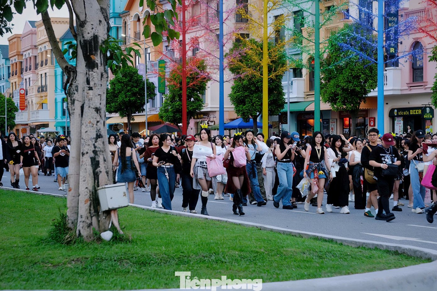 Càng sát giờ diễn ra concert, dòng người xếp hàng vào sân khấu ngày càng dài. Dự kiến đêm diễn đón hàng vạn người.