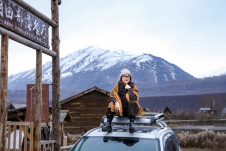 Đôi bạn thân U50 thuê xe tự lái, khám phá khoảnh khắc đẹp khó cưỡng ở...