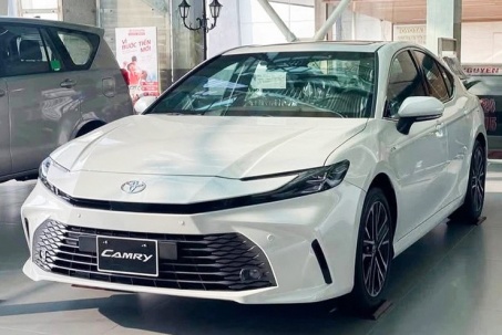 Toyota Camry giảm giá mạnh để tìm khách mới tại Việt Nam