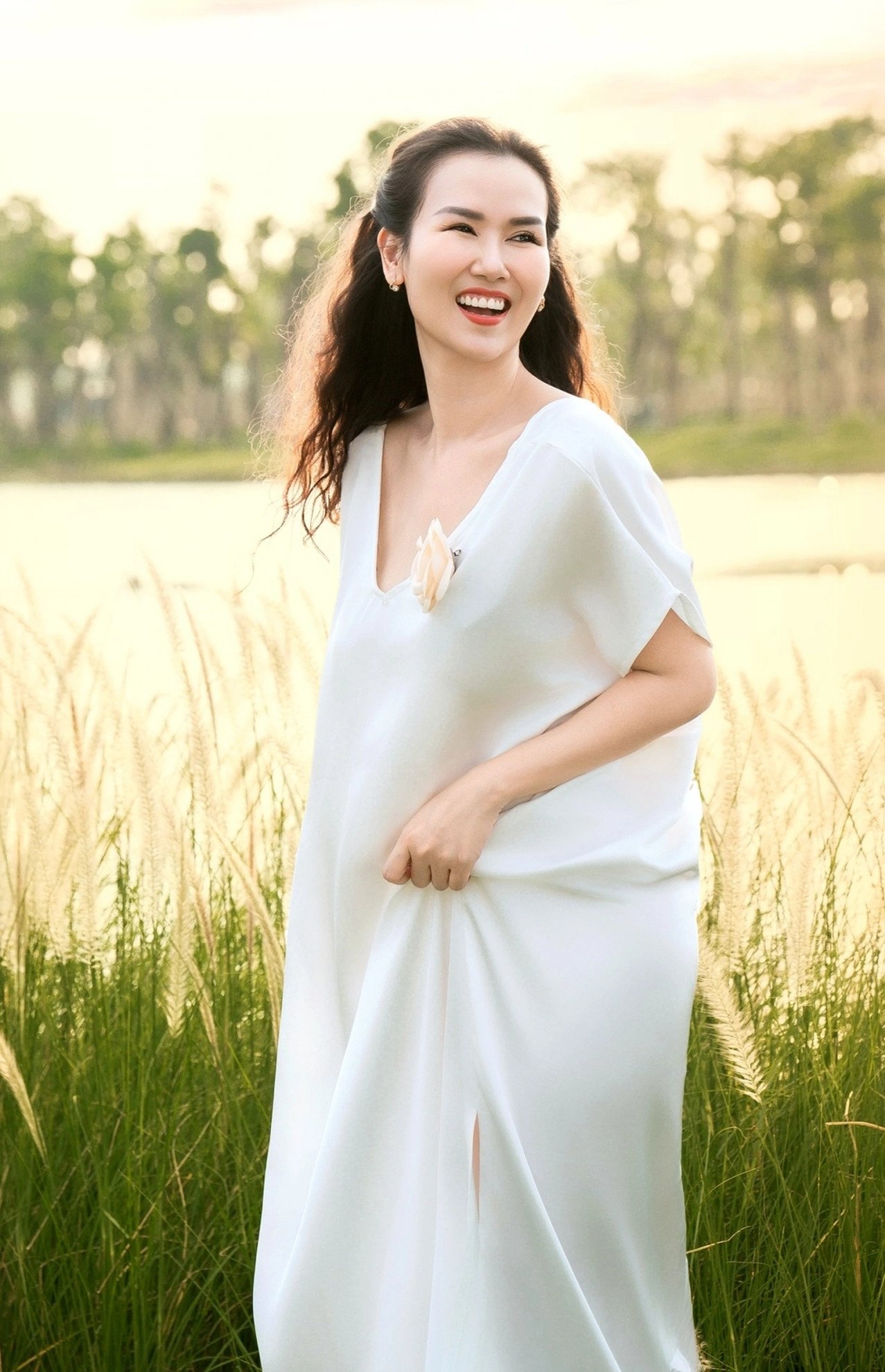 Giọng ca sinh năm 1990 muốn âm nhạc có thể tiếp sức cho đồng bào trong giai đoạn thiên tai.&nbsp;