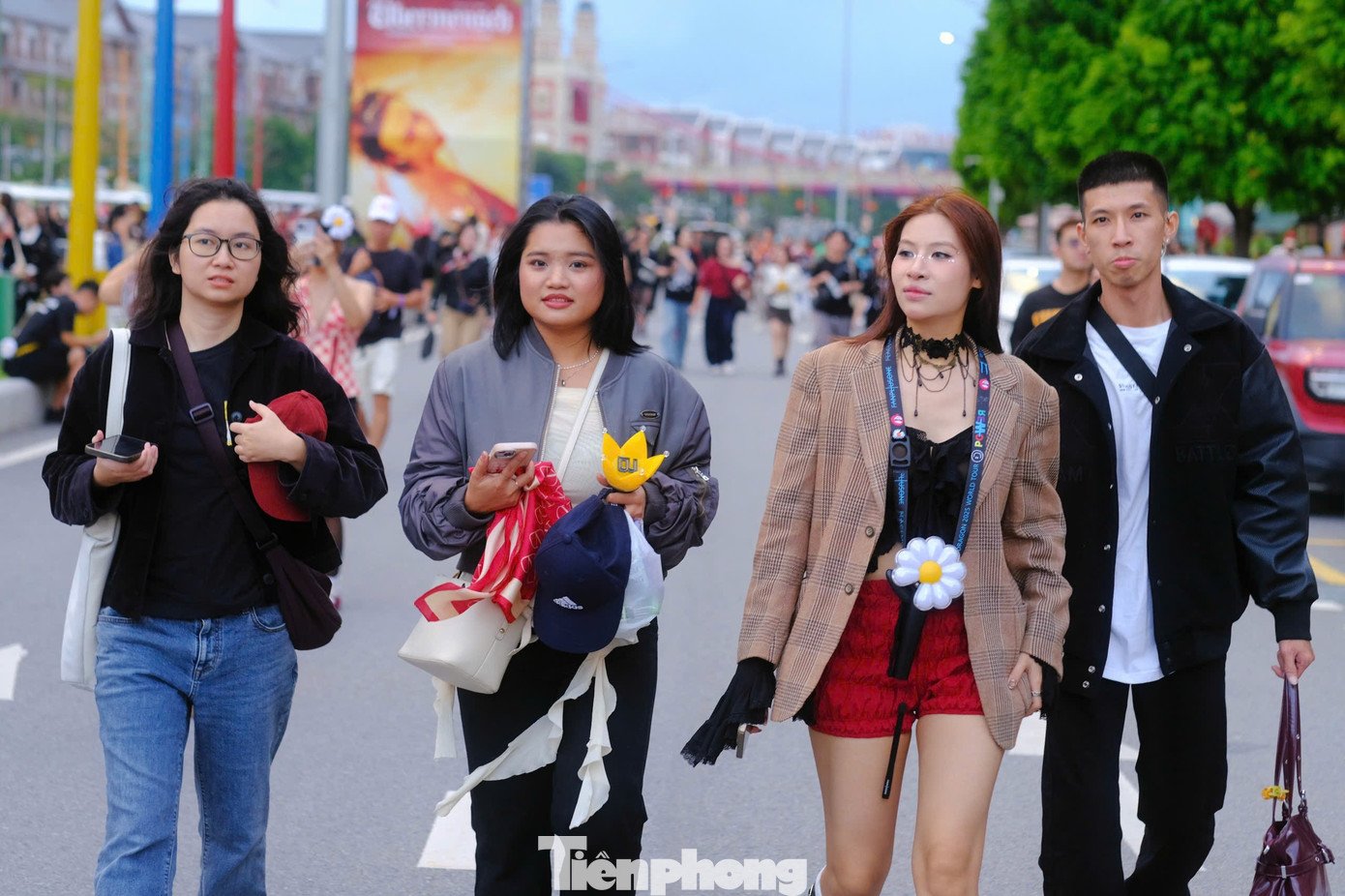 Trước dự báo thời tiết khu vực diễn ra concert sẽ mưa, rất đông người hâm mộ G-Dragon bày tỏ sự sẵn sàng tắm mưa cùng thần tượng. Với họ đây là kỷ niệm đáng nhớ của thời thanh xuân.