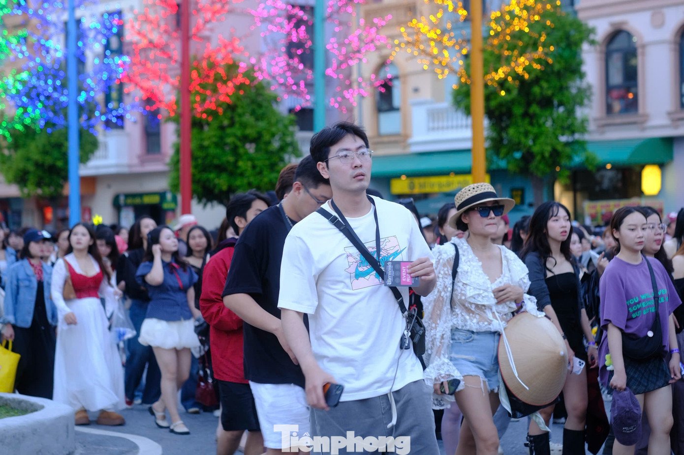 Trước dự báo thời tiết khu vực diễn ra concert sẽ mưa, rất đông người hâm mộ G-Dragon bày tỏ sự sẵn sàng tắm mưa cùng thần tượng. Với họ đây là kỷ niệm đáng nhớ của thời thanh xuân.