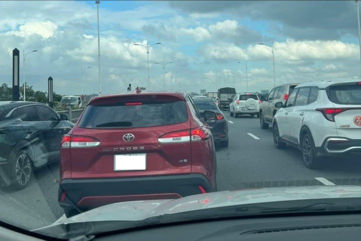 Cụ thể, tại cầu Vĩnh Tuy ghi nhận tình trạng ùn tắc kéo dài. Theo phản ánh của người dân mọi ngả đường hướng về phía Hưng Yên, từ cầu Vĩnh Tuy, Cổ Linh, cầu Thanh Trì tới đê Xuân Quan, Bát Tràng, Bát Khối, tới Đường 5, Trâu Quỳ, Gia Lâm... đều gặp tình trạng ùn tắc.