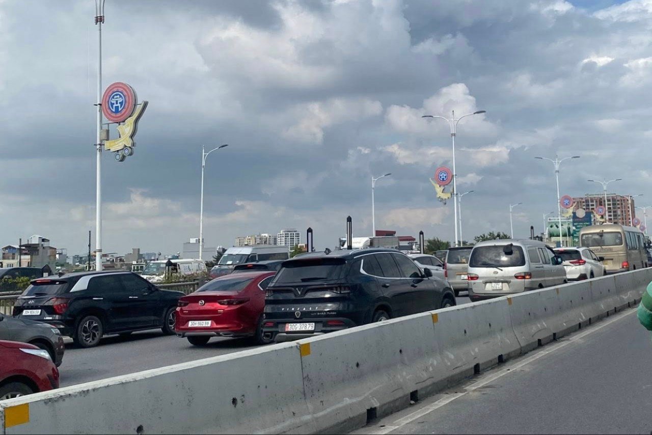 Cụ thể, tại cầu Vĩnh Tuy ghi nhận tình trạng ùn tắc kéo dài. Theo phản ánh của người dân mọi ngả đường hướng về phía Hưng Yên, từ cầu Vĩnh Tuy, Cổ Linh, cầu Thanh Trì tới đê Xuân Quan, Bát Tràng, Bát Khối, tới Đường 5, Trâu Quỳ, Gia Lâm... đều gặp tình trạng ùn tắc.