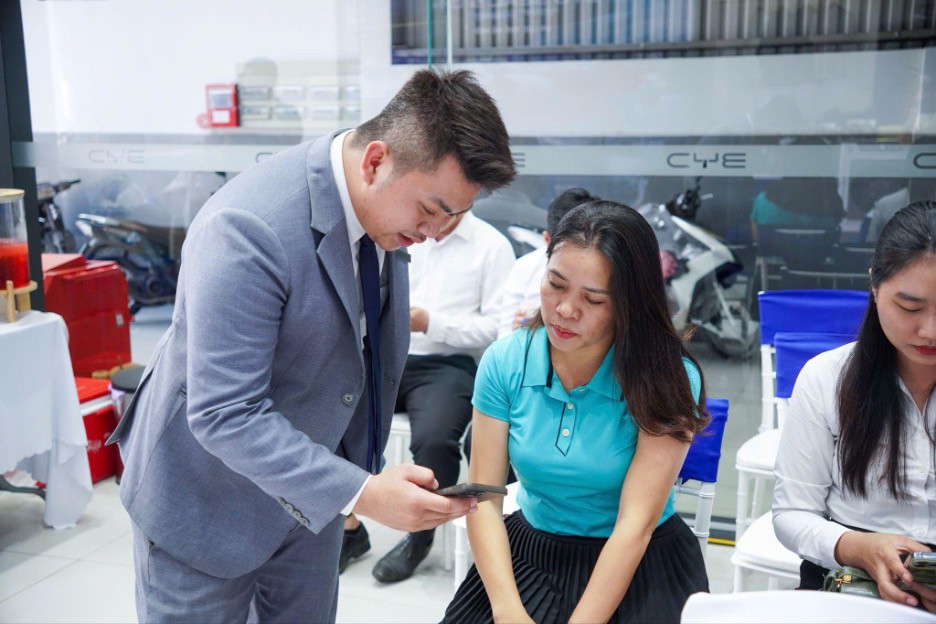 Nhiều khách hàng tìm hiểu, đăng ký cọc ngay tại buổi mở bán Seal 5 tại BYD NEG An Giang.