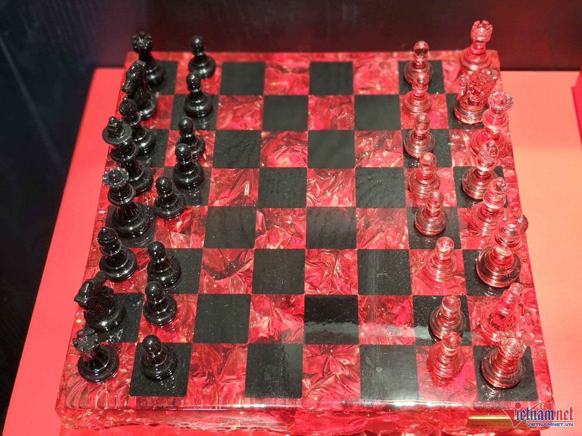 Trên kệ còn trưng bày nhiều vật phẩm, đồ trang trí, mô hình... khác.