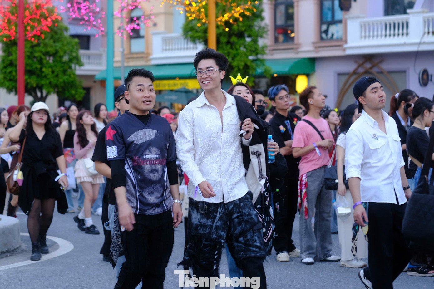 Phần đông khán giả lựa chọn trang phục tông đỏ - đen - trắng theo sở thích của nam thần tượng. Ngoài ra, không ít người hâm mộ chọn áo khoác lông, áo khoác đính hoa hồng - những trang phục biểu diễn quen thuộc của trưởng nhóm Big Bang.