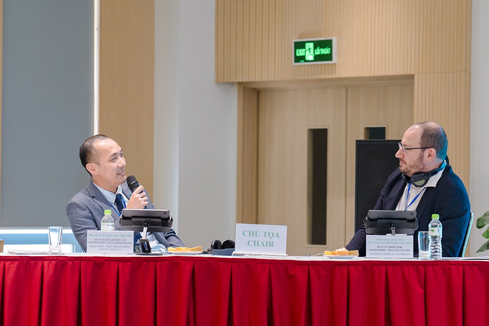 TS.BS Lê Quang Huy cùng GS.TS.BS Dietmar Krappinger trao đổi chuyên môn tại hội thảo “Ứng dụng màn tăng sáng C-arm trong thực hành phẫu thuật chấn thương chỉnh hình”.