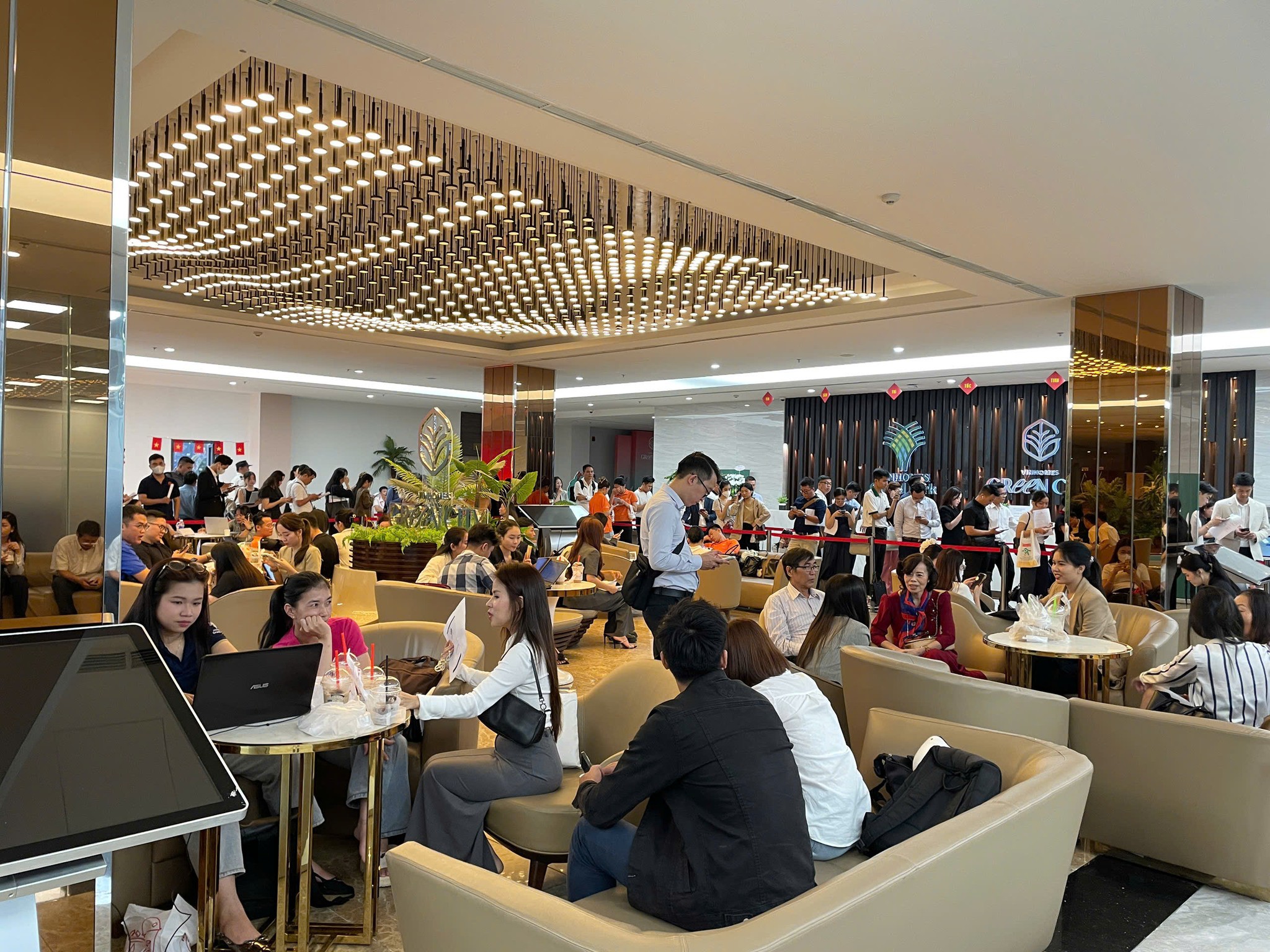 Dòng khách nườm nượp trong ngày đầu ký quỹ căn Vịnh Ngọc - Vinhomes Cần Giờ