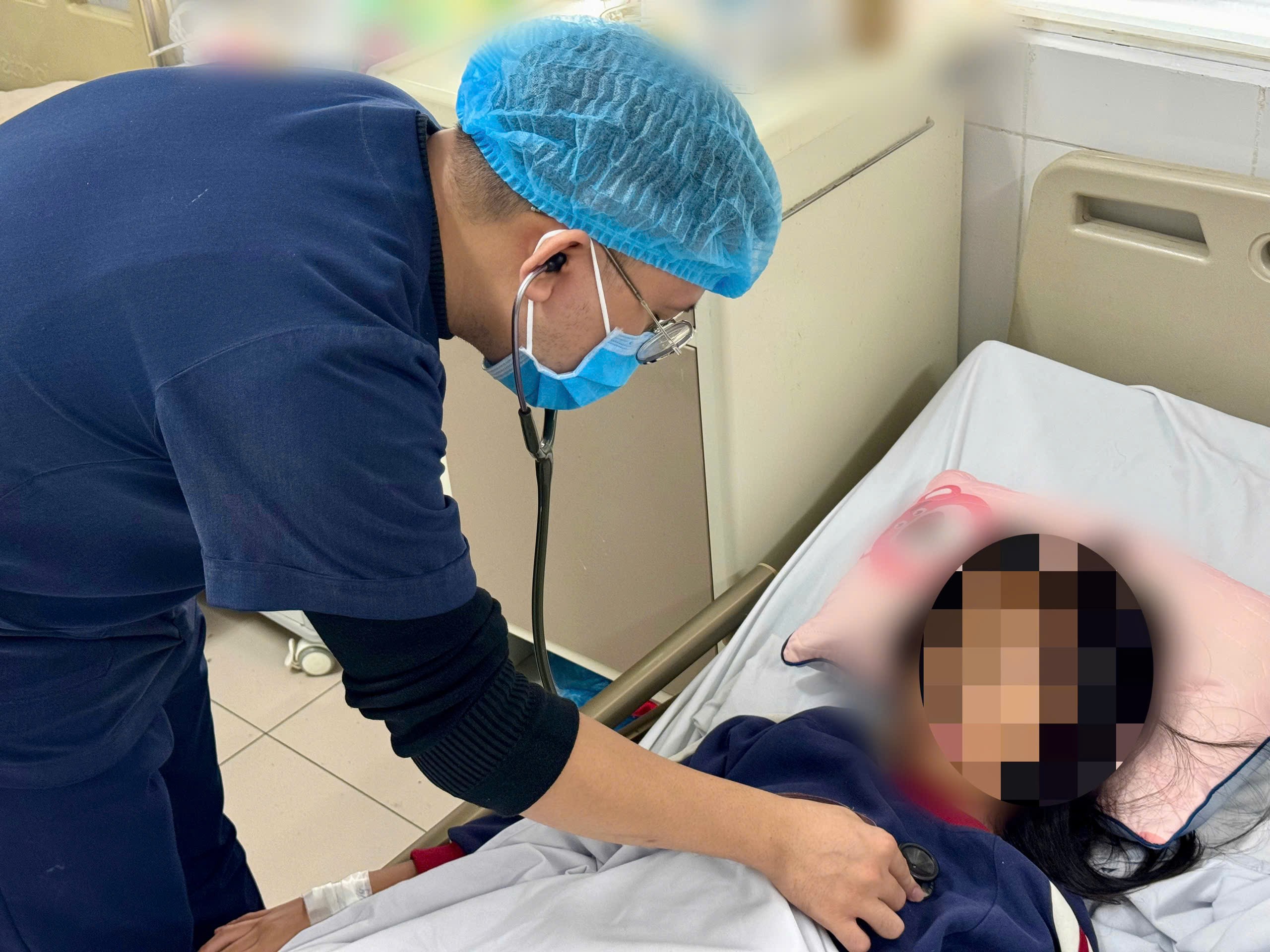 Bác sĩ thăm khám cho bệnh nhân.&nbsp;