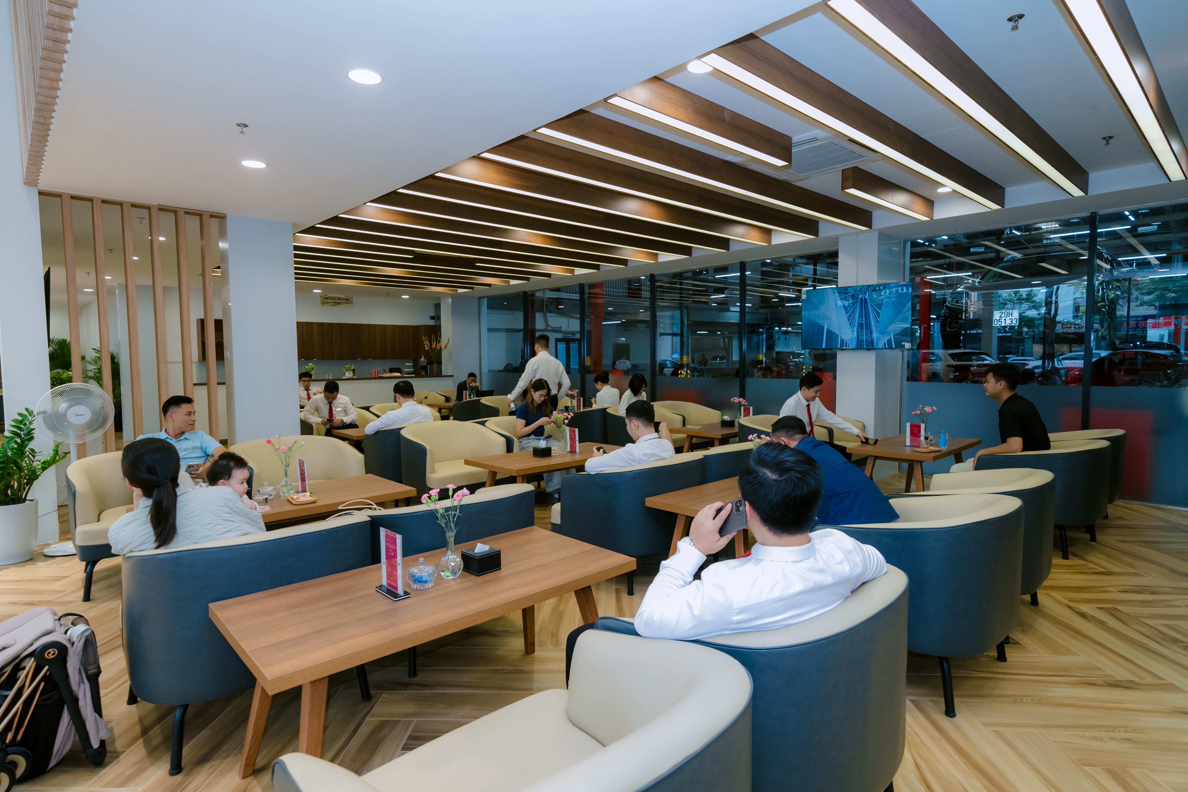 Không gian rộng rãi, sang trọng và tiện nghi bên trong Showroom Honda Ôtô Hà Nội - Phạm Văn Đồng.