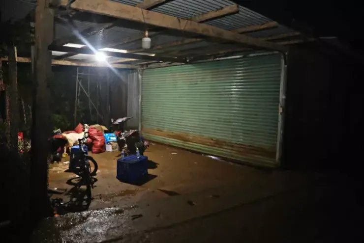 Người dân 2 thôn thôn Cha Rang Hạo và Tou Neh dưới hạ du được di dời trong đêm, những nhà dân ven đường không có bóng người tối 7-11