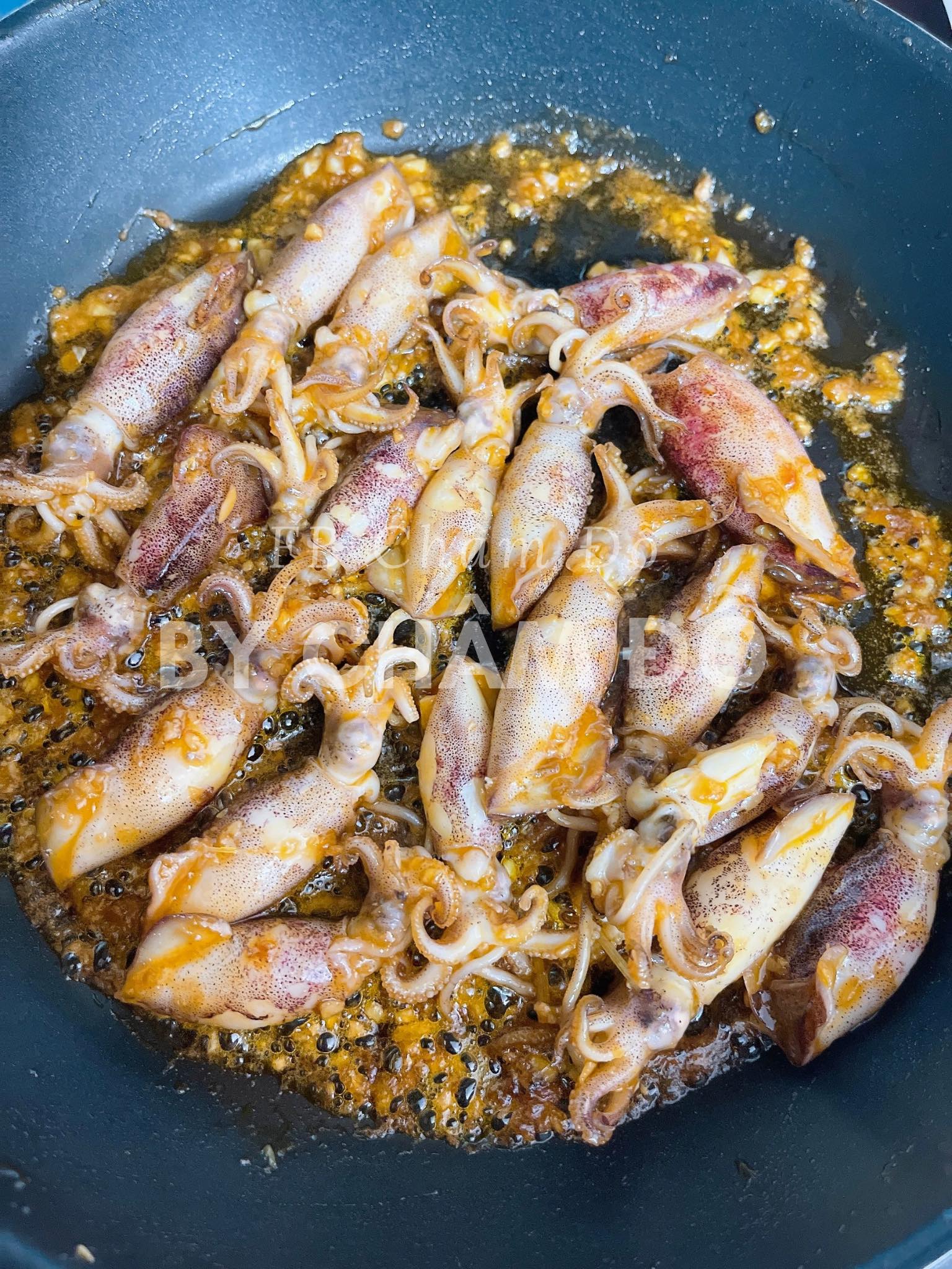 Liên tục đảo đều tay đến khi mực săn lại, thấm đẫm nước sốt.