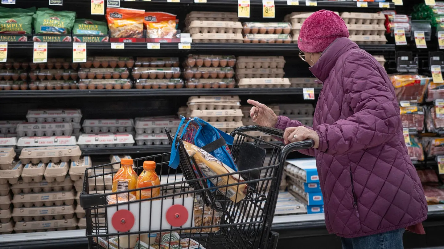 Các nhà kinh tế đã cảnh báo về một nền kinh tế chia rẽ trong những tuần gần đây, với người Mỹ có thu nhập cao thúc đẩy chi tiêu tiêu dùng.