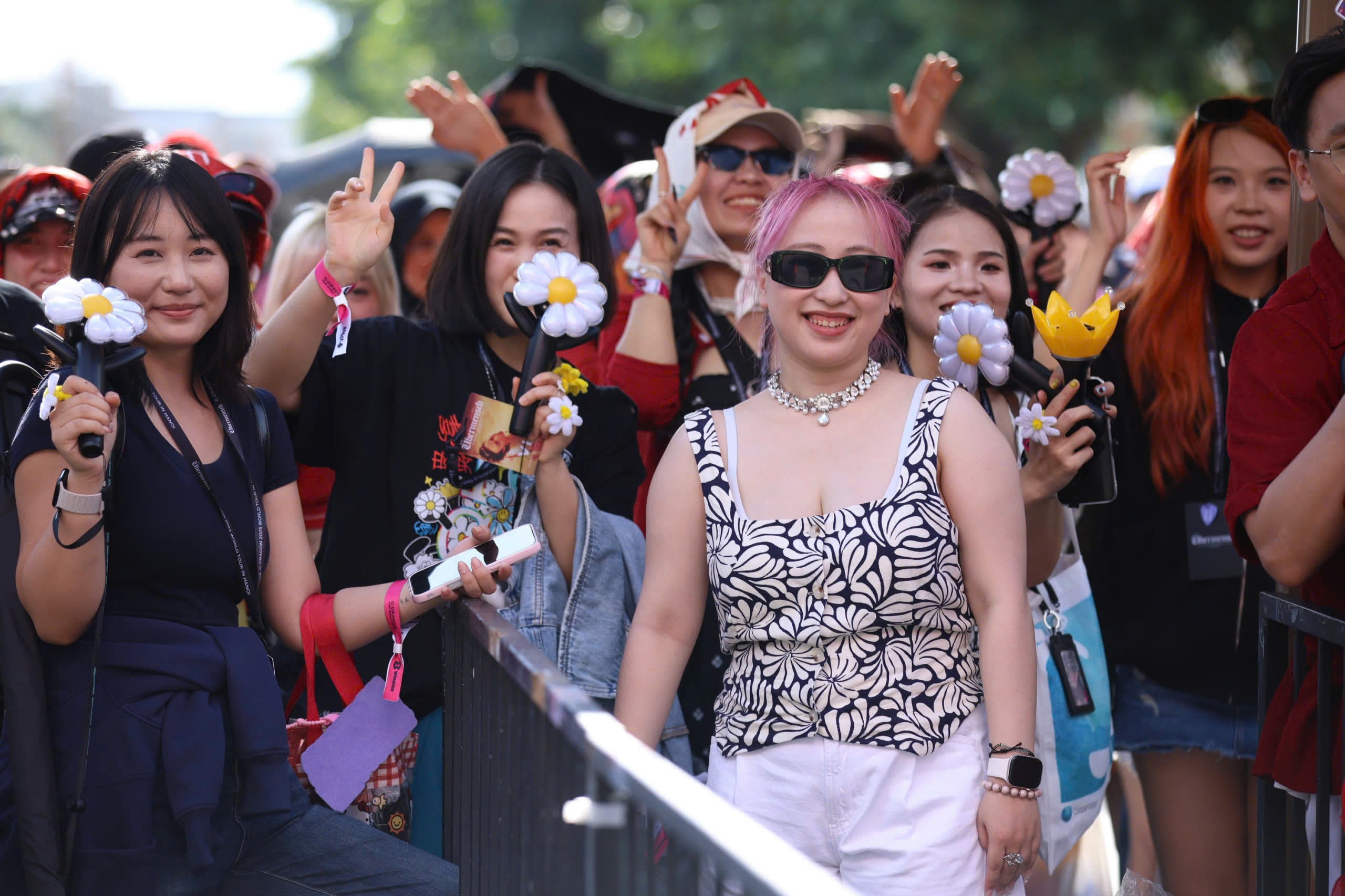 Trai xinh gái đẹp nô nức check-in concert “anh Long” - 1