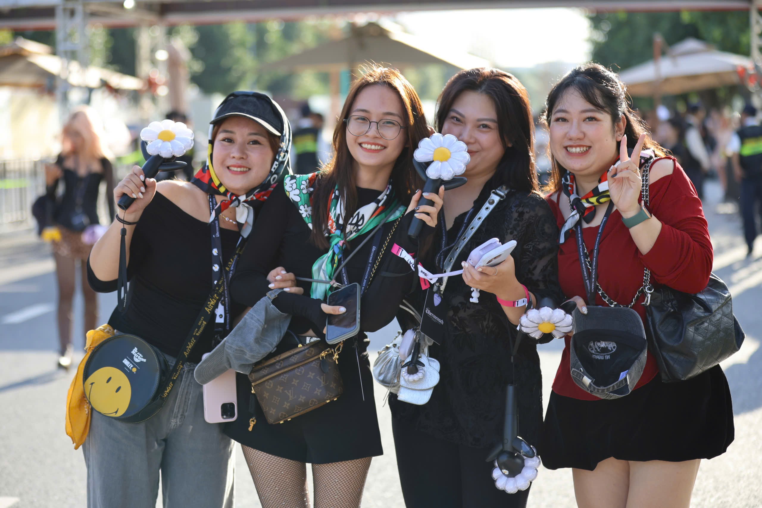 Trai xinh gái đẹp nô nức check-in concert “anh Long” - 10