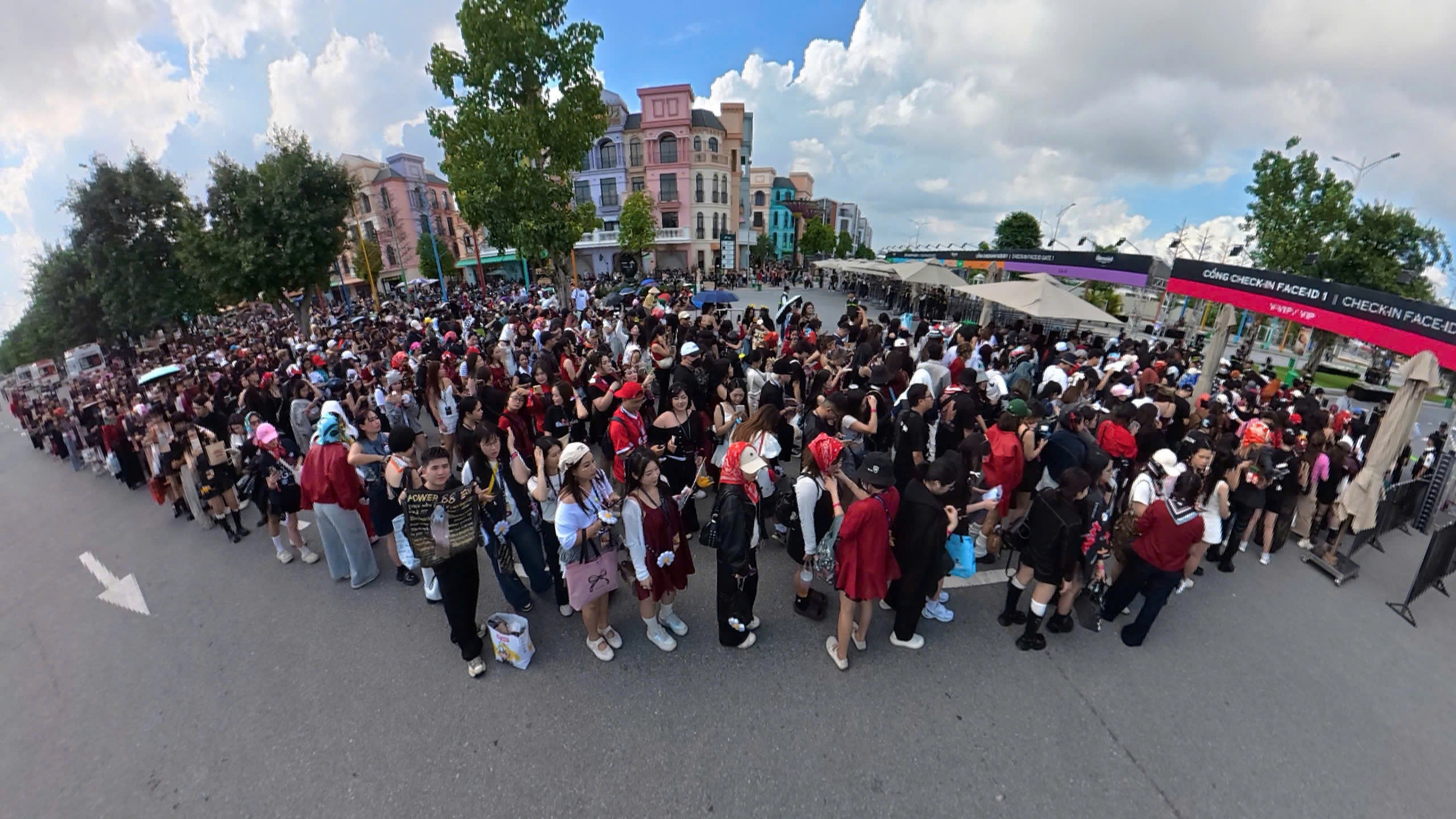 Trai xinh gái đẹp nô nức check-in concert “anh Long” - 3