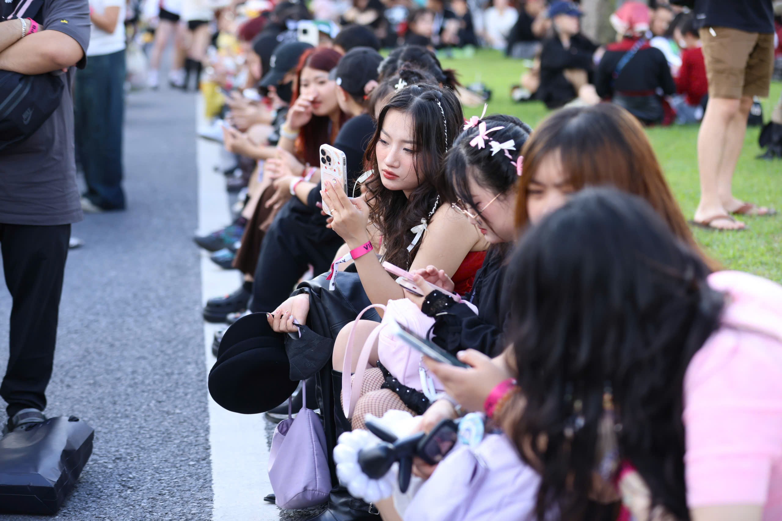 Trai xinh gái đẹp nô nức check-in concert “anh Long” - 9