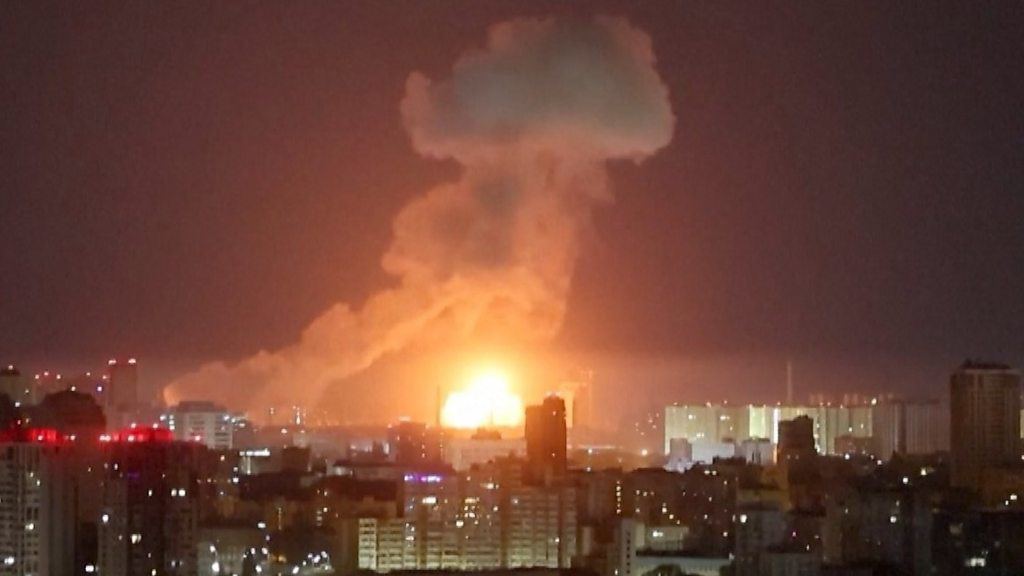 Thành phố Kiev bị tên lửa tập kích trong đêm (ảnh: BBC)