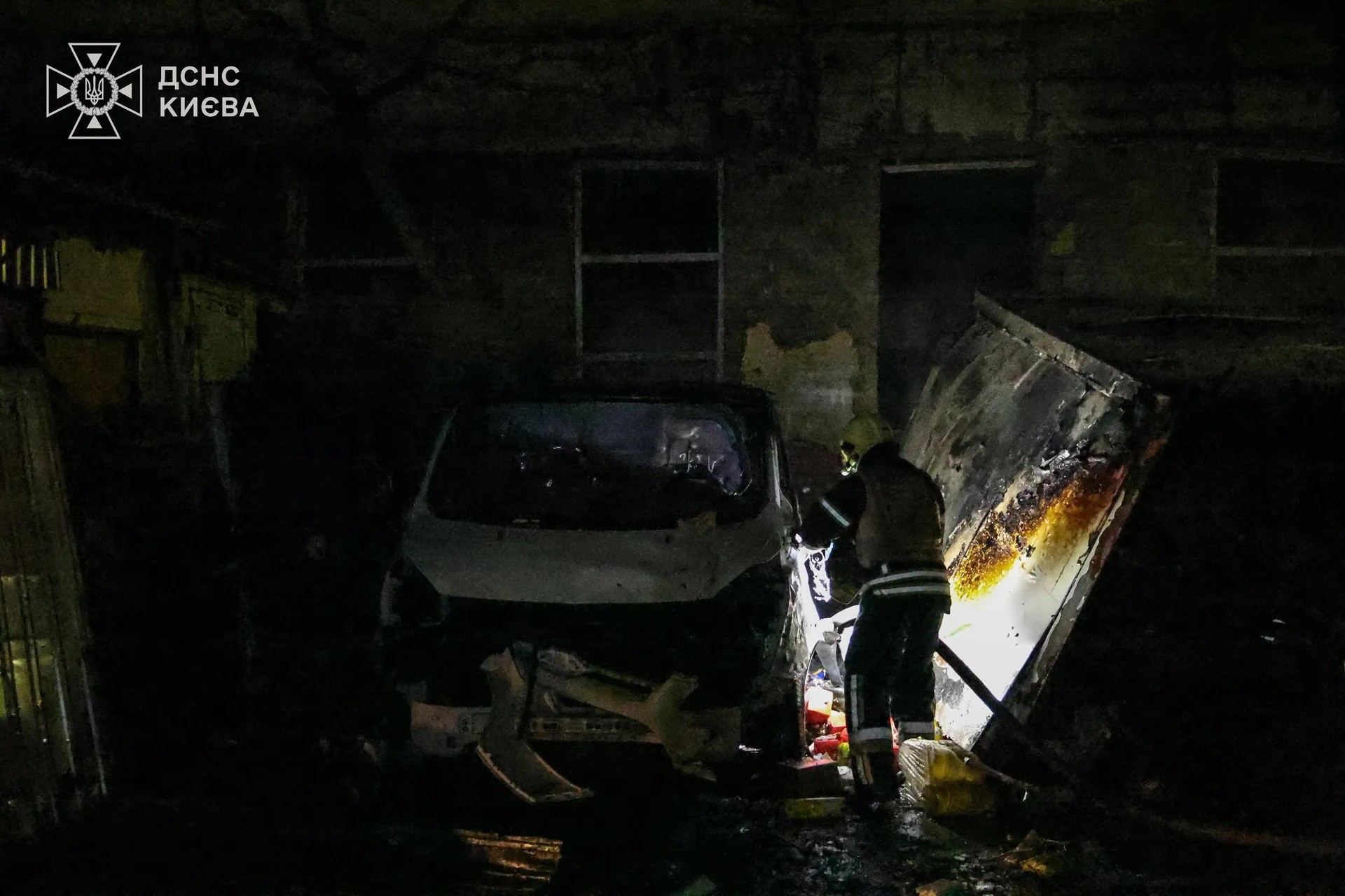 Ô tô bị hư hại trong đòn tập kích mới của quân đội Nga (ảnh: Kyiv Independent)