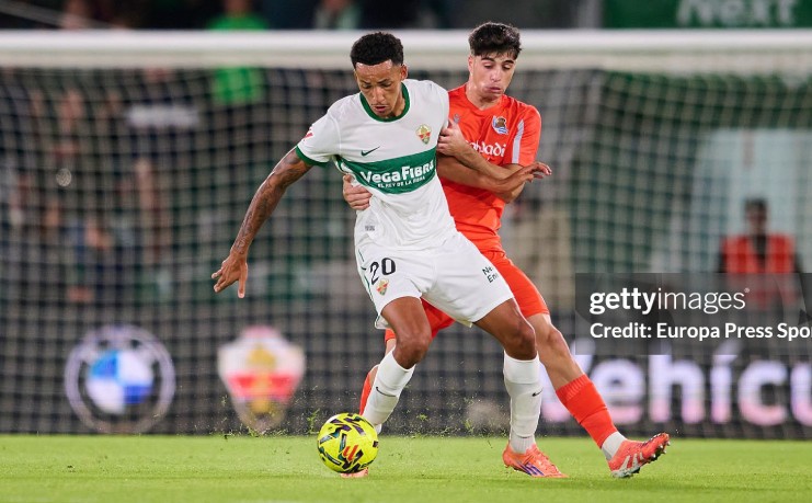 Elche (áo trắng) gây khó khăn cho Sociedad