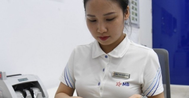 "Giải mã" giá USD chợ đen đang đắt hơn ngân hàng tới 1.600 đồng