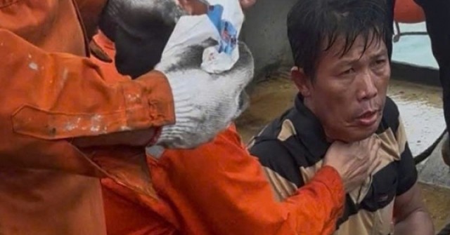 Sau hai ngày mất tích giữa biển, 1 trong 3 ngườ...