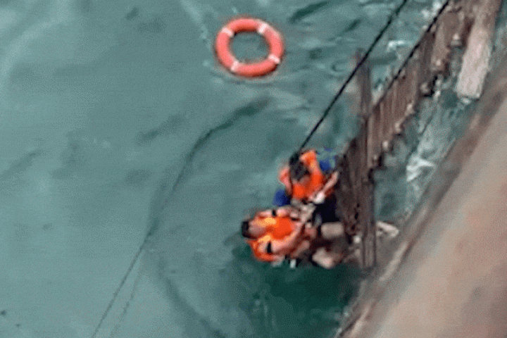 Khoảnh khắc cứu người trôi dạt hơn 40 giờ trong bão Kalmaegi