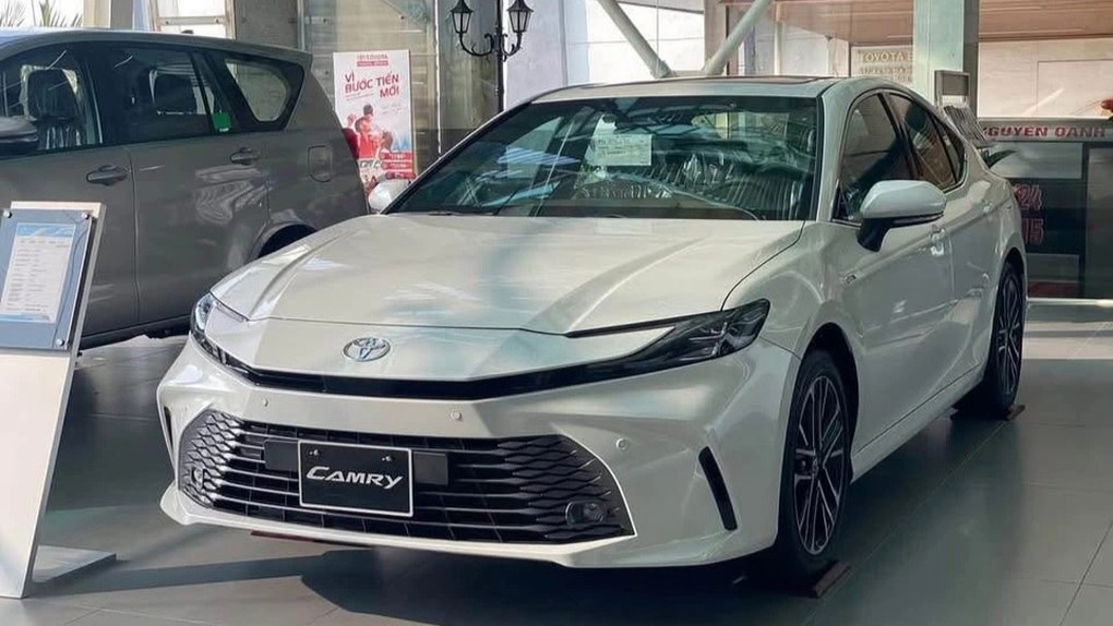 Dòng xe Camry thế hệ mới vẫn được Toyota Việt Nam tăng mạnh khuyến mãi trong tháng 11.