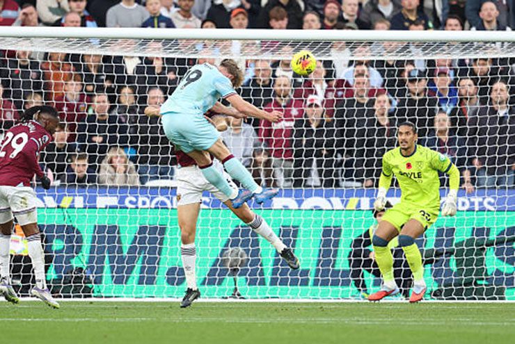 Flemming có hiệp 1 rất hay và cụ thể hóa màn trình diễn của mình với bàn mở tỷ số cho Burnley