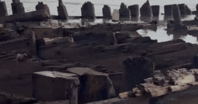 Lộ rõ hình hài tàu cổ trên biển Hội An sau mưa bão