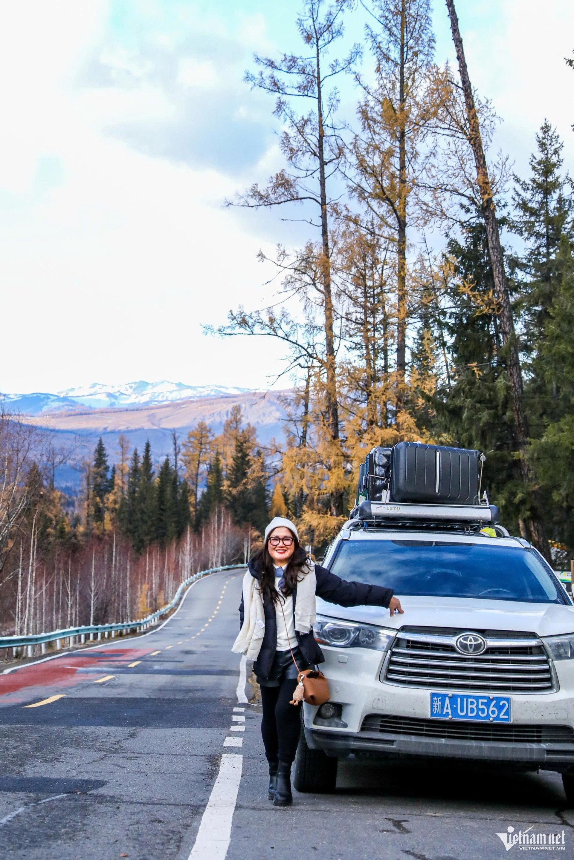 Đôi bạn thân U50 thuê xe tự lái, khám phá khoảnh khắc đẹp khó cưỡng ở Tân Cương - 1