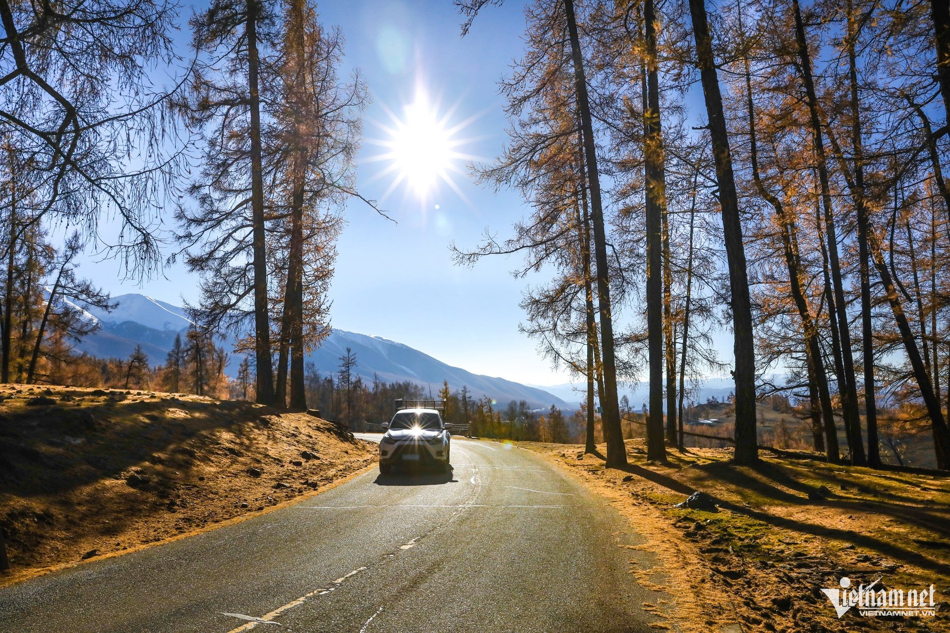 Đôi bạn thân U50 thuê xe tự lái, khám phá khoảnh khắc đẹp khó cưỡng ở Tân Cương - 10