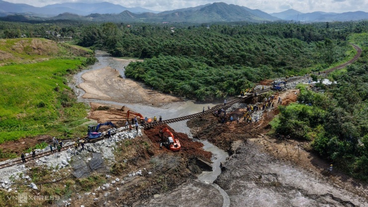 Đường sắt võng xuống sông do bão Kalmaegi tàn phá - 1