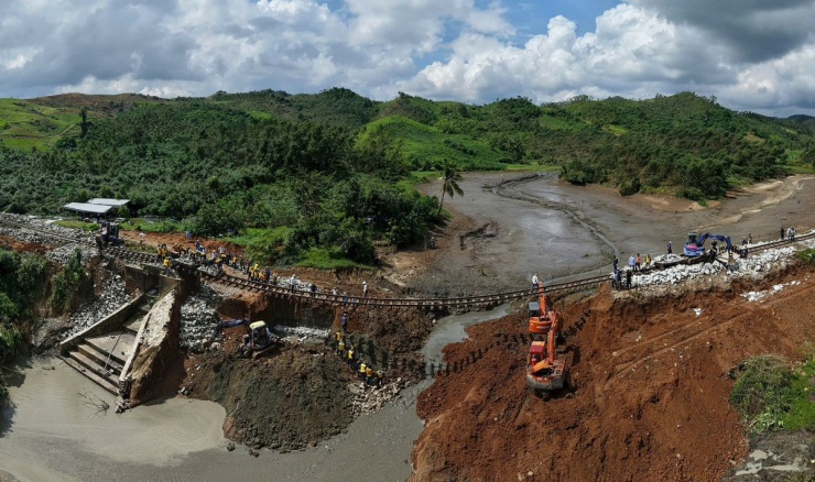 Đường sắt võng xuống sông do bão Kalmaegi tàn phá - 2