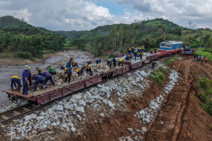 Đường sắt võng xuống sông do bão Kalmaegi tàn phá - 7