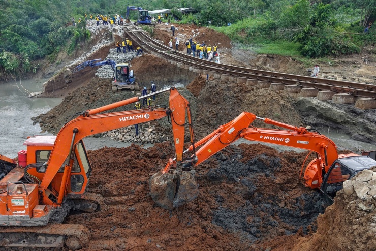 Đường sắt võng xuống sông do bão Kalmaegi tàn phá - 8