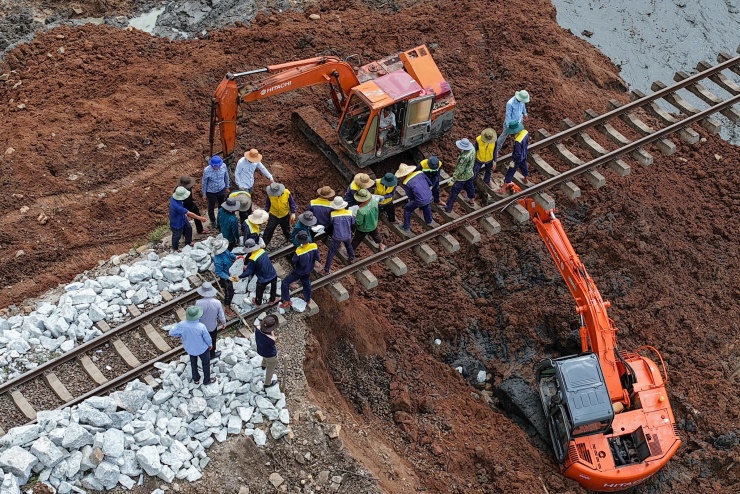 Đường sắt võng xuống sông do bão Kalmaegi tàn phá - 10