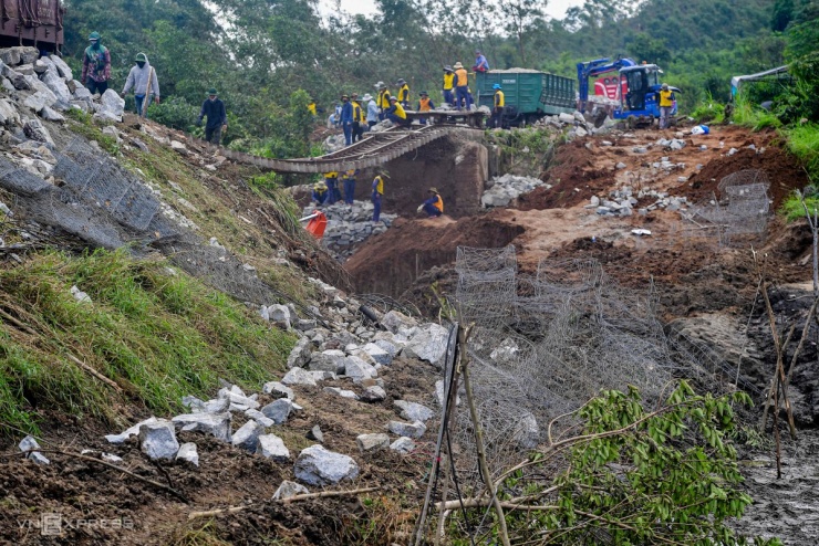 Đường sắt võng xuống sông do bão Kalmaegi tàn phá - 11