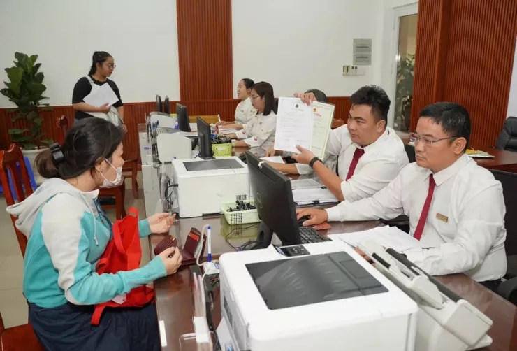 Cán bộ vào làm việc tại các cơ quan, đơn vị diện thu hút sẽ được ưu tiên quy hoạch chức danh lãnh đạo, quản lý, được ưu tiên cao nhất mua nhà ở xã hội, phụ cấp tăng thêm... Ảnh: THUẬN VĂN