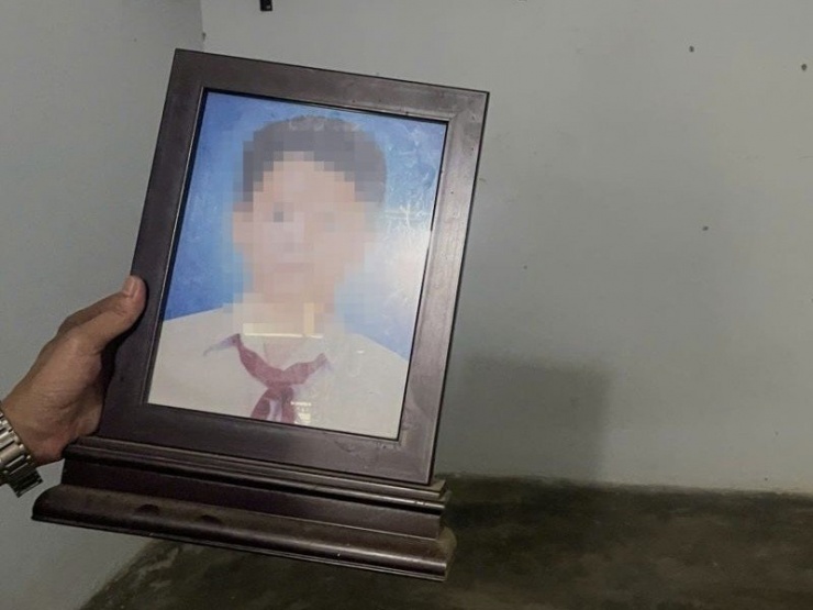 Ảnh thờ của H. được gỡ xuống. Ảnh: CA