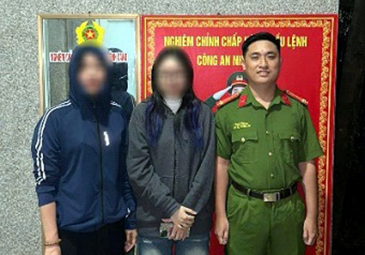 Công an phường Ngọc Hà bàn giao nữ sinh N. cho gia đình. Ảnh: CACC