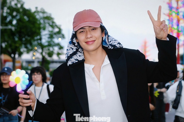 Hàng vạn người hâm mộ đã có mặt tại 8Wonder Ocean City - Vinhomes Ocean Park 3 để tham dự concert Übermensch của G-Dragon. Phần lớn khán giả ăn mặc chỉn chu, theo tông đen - đỏ - trắng hoặc mặc theo những trang phục biểu diễn đặc trưng của nam thần tượng.