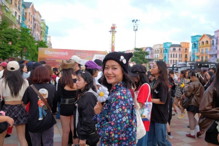 Diễn viên Hồng Ánh háo hức được gặp gỡ G-Dragon, cô tranh thủ thời gian dù lịch trình bận rộn.