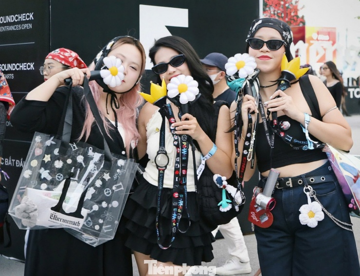 Nhiều fan nữ make-up chỉn chu, diện đồ sexy khi tham gia concert đầu tiên của nhóm trưởng Big Bang tại Hưng Yên.