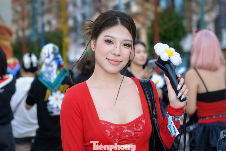 Thời tiết Hà Nội hôm nay khá mát mẻ, người hâm mộ lựa chọn trang phục bắt mắt, gợi cảm dự concert.