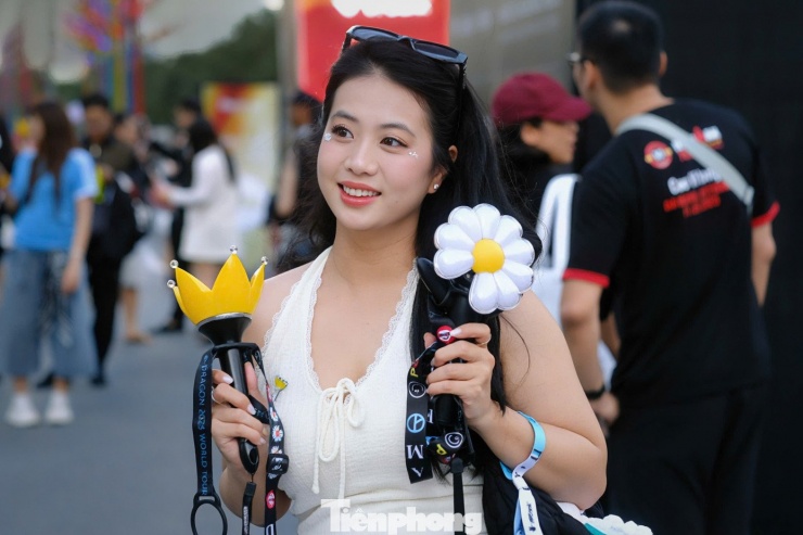 Hầu hết người hâm mộ đều đầu tư lighstick - đặc trưng thường thấy của fan Kpop.